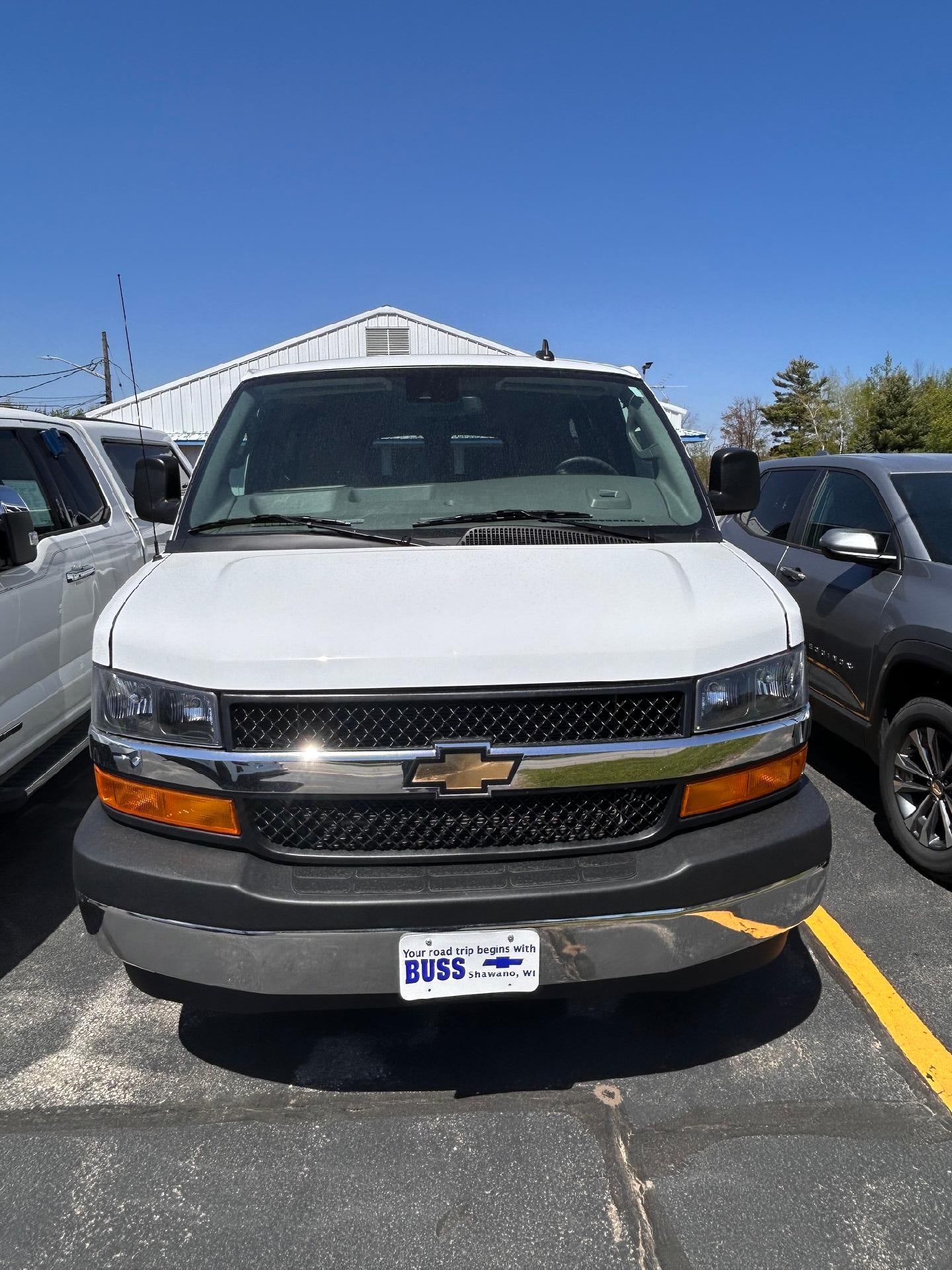 2025 Chevrolet Express Passenger 1LT