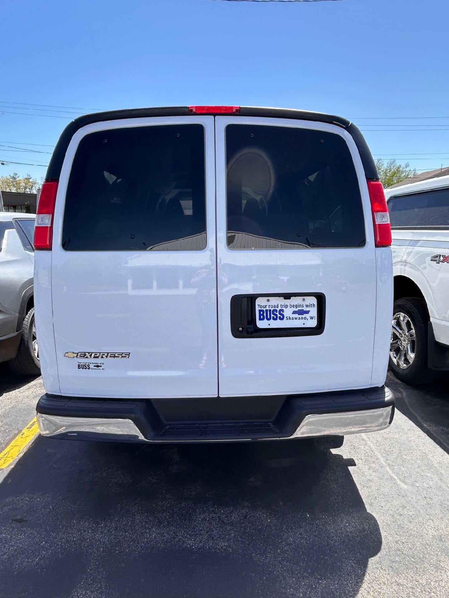 2025 Chevrolet Express Passenger 1LT