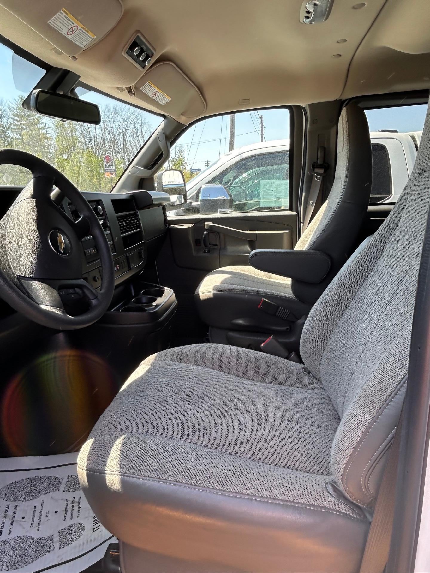 2025 Chevrolet Express Passenger 1LT